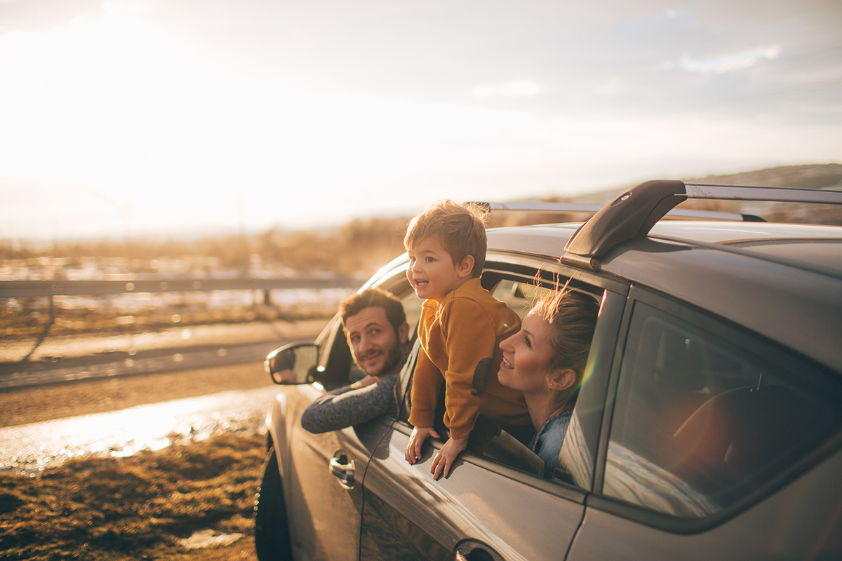 Família segura no carro